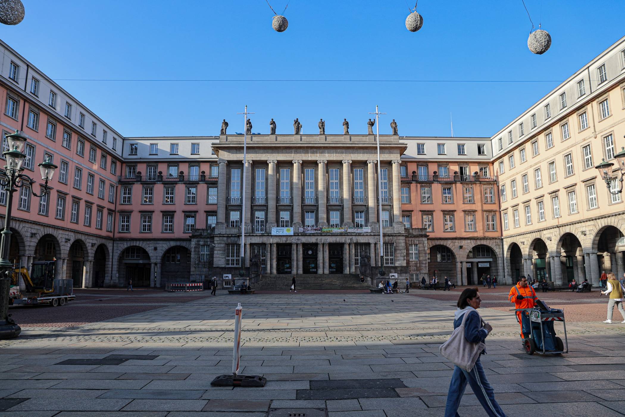  Blick auf das Rathaus – ohne die inzwischen gefällten Linden. 