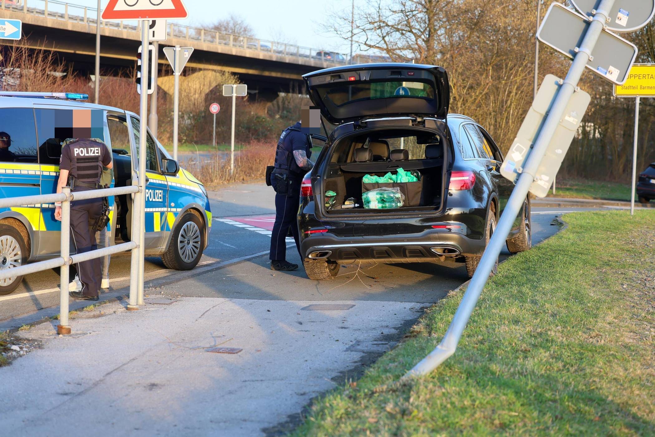 Die Beamtinnen und Beamten nahmen den Fahrer fest.