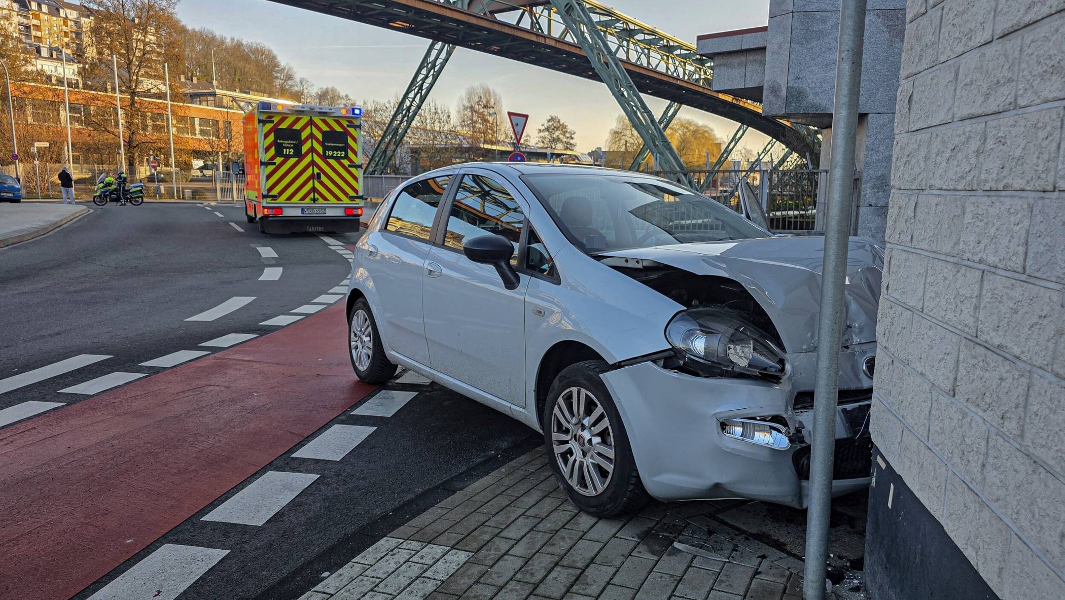 Der Wagen musste abgeschleppt werden.
