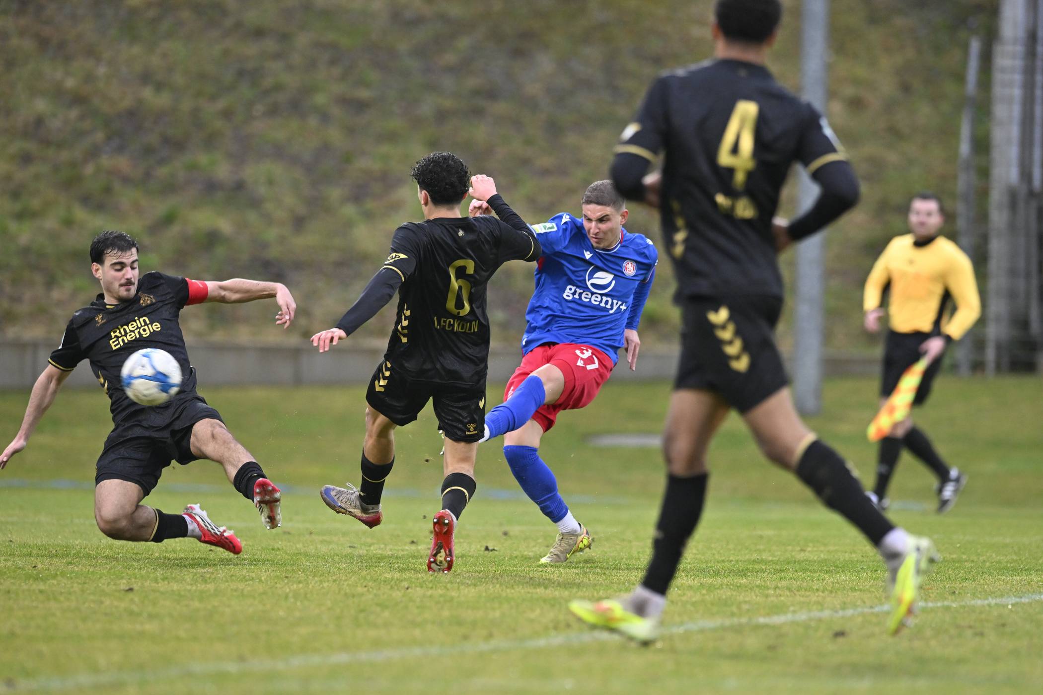 Der Schuss ins Glück. Der Schlenzer von Amin Bouzraa gegen Köln II schlug zum entscheidenden 1:0 ein.