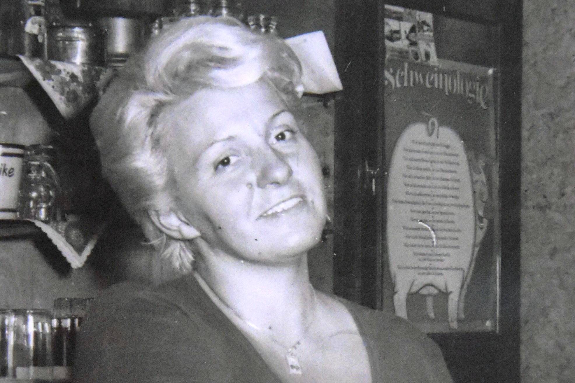   Ulrike Gäth als Wirtin in den 70er Jahren.  