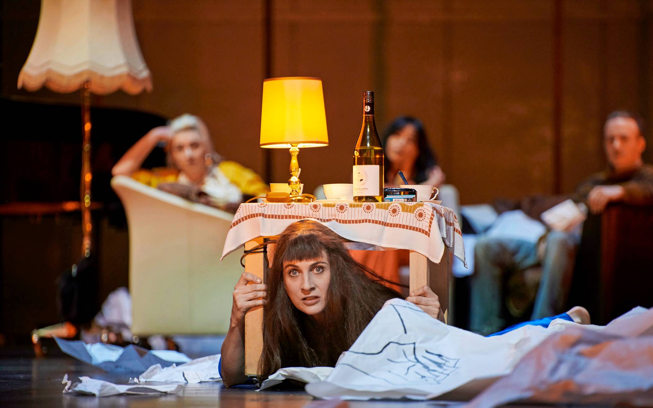 Sehr stark: Julia Meier als Nathana in „Der Sandmann“. Im Hintergrund von links nach rechts Paula Püschel, Silvia Munzón López und Konstantin Rickert.  