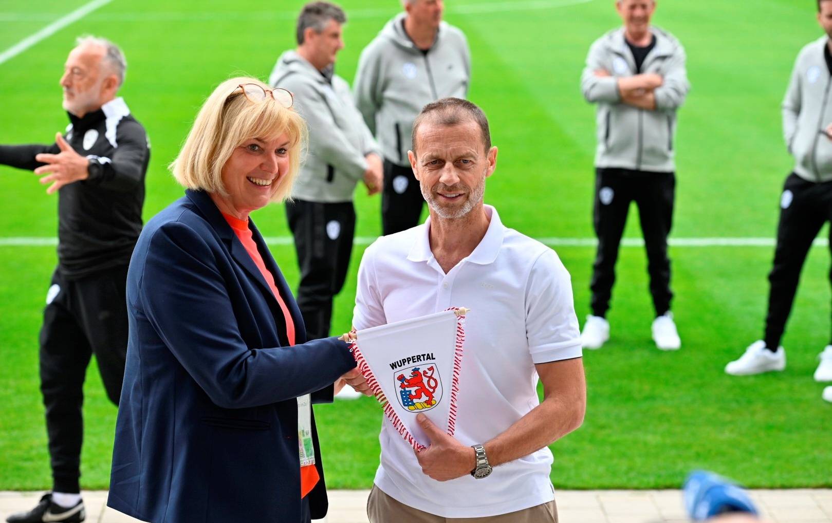 Sportamtsleiterin Alexandra Szlagowski und UEFA-Präsident Aleksandar Ceferin während der EM 2024 im Stadion am Zoo. 
