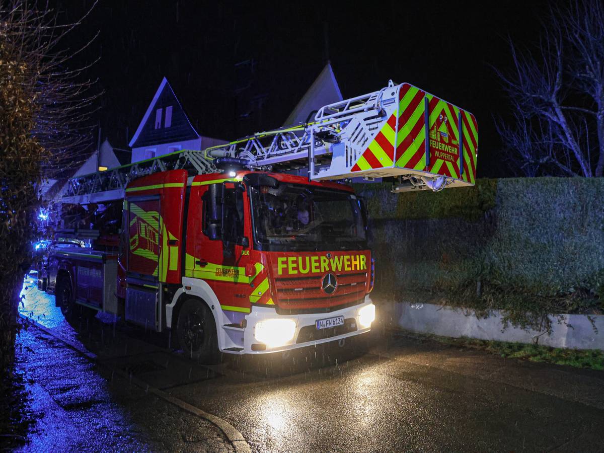 Feuerwehr löscht Essen auf Herd
