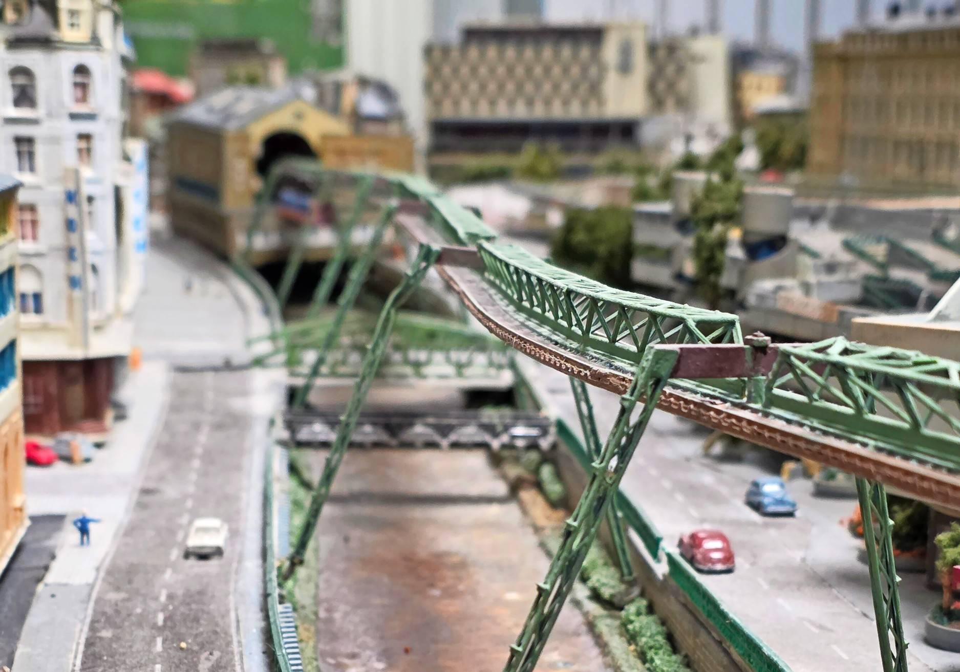  Die Schwebebahn-Haltestelle am Hauptbahnhof: Sieht auf den ersten Blick aus wie ein Foto, ist aber Teil einer Miniatur von Wuppertal-Elberfeld, die im WUMILA zu sehen ist. 