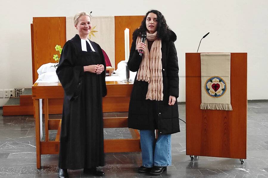 Pfarrerin Friedrike Slupina-Beck begrüßt die Syrerin Ghazal im Gottesdienst.