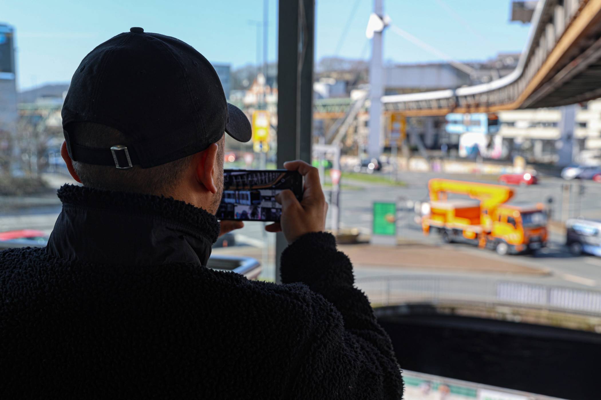  Die Schwebebahn – nicht nur an diesem Wochenende das Fotomotiv schlechthin. 