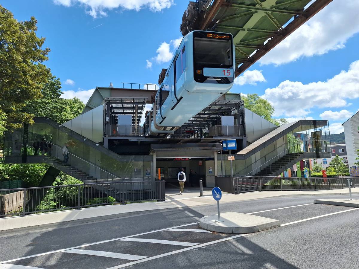 Bauarbeiten in der Schwebebahn-Haltestelle Loher Brücke