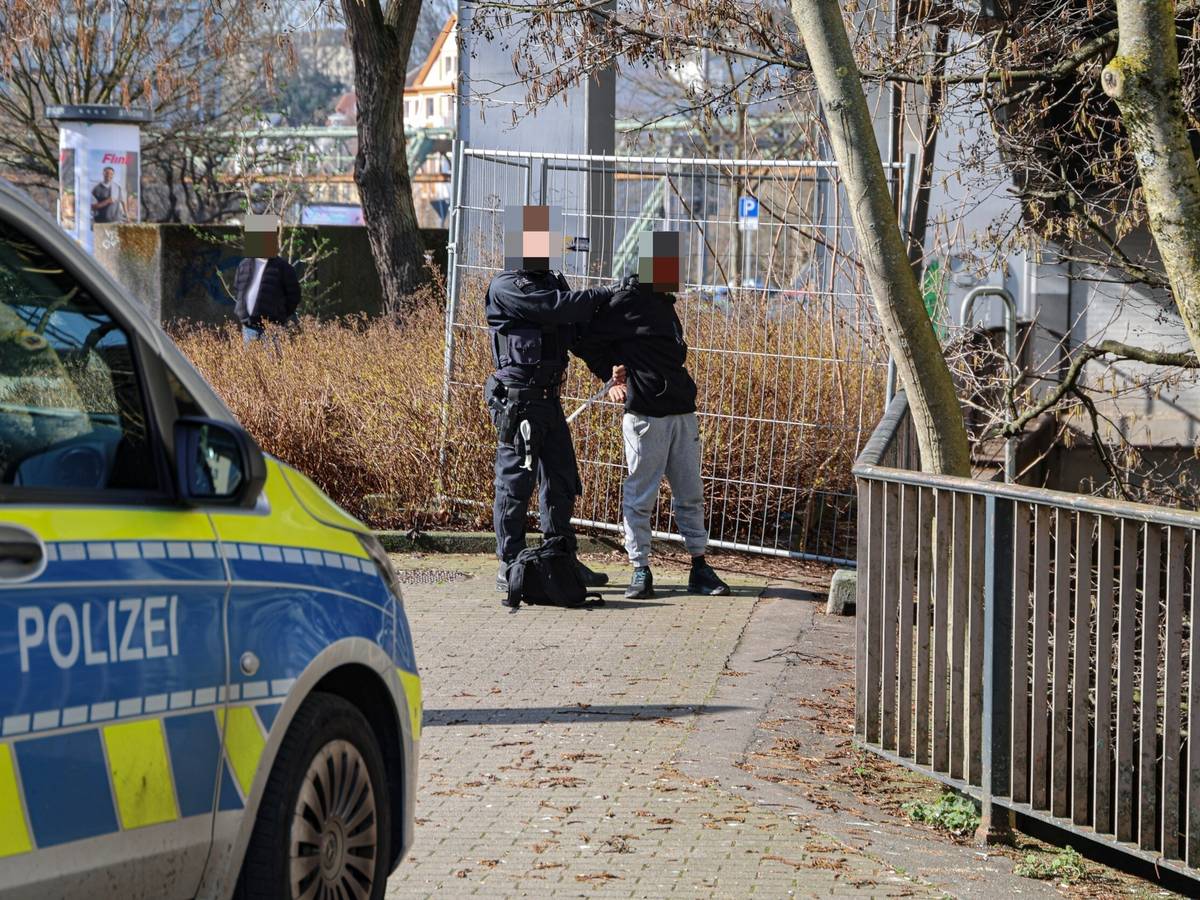Fahrgast greift Busfahrer an