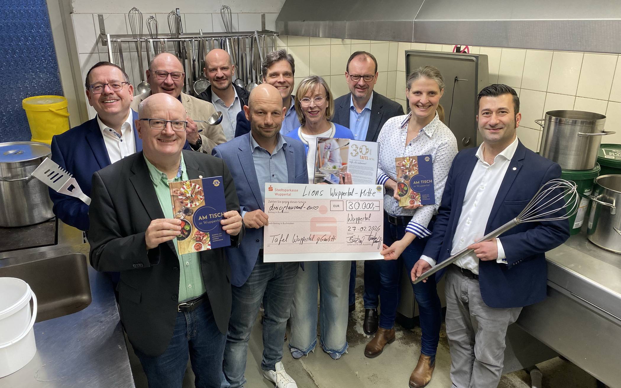 Die Übergabe des Schecks – natürlich