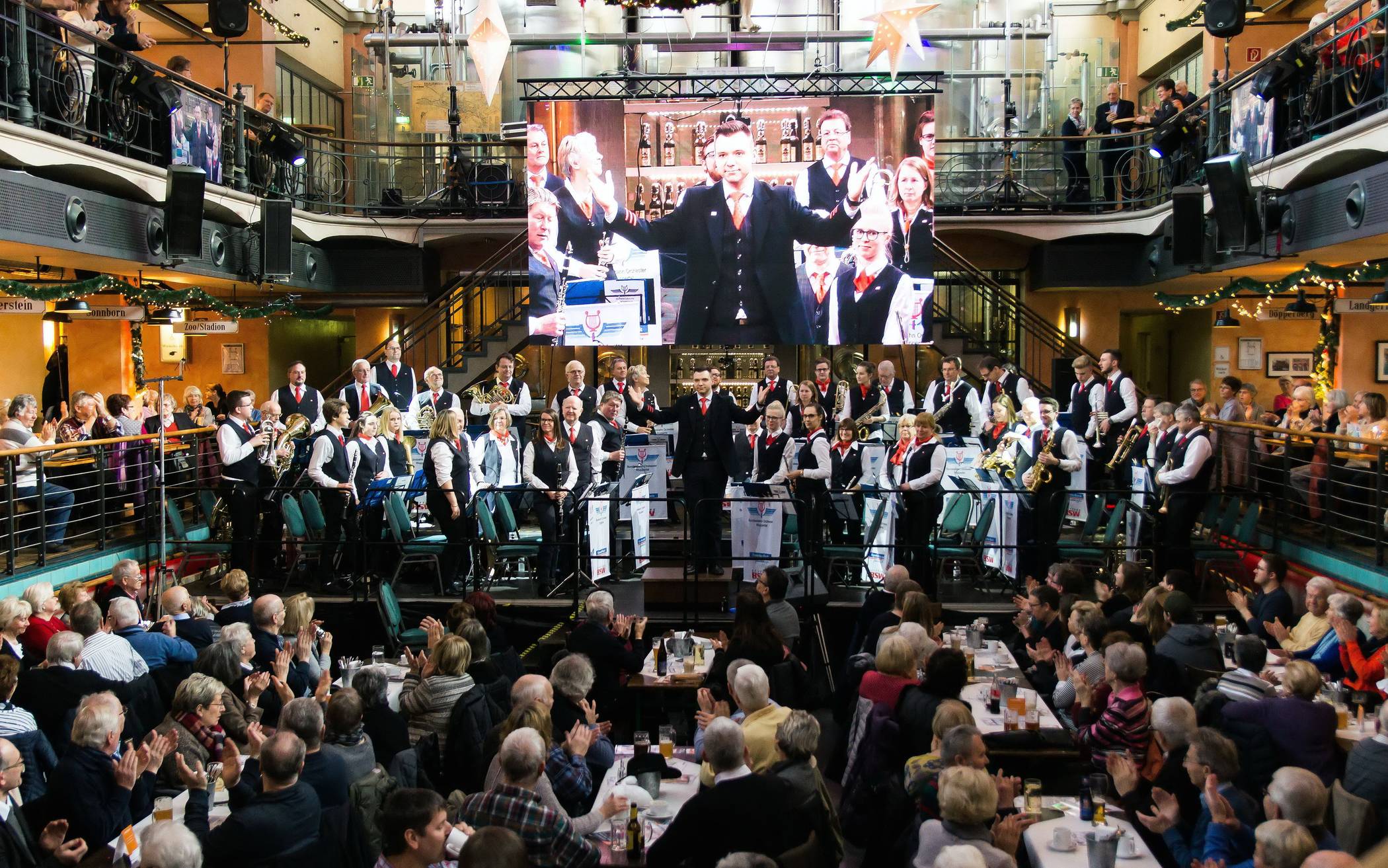 Das Bundesbahn-Orchester bei einem Auftritt im Wuppertaler Brauhaus.