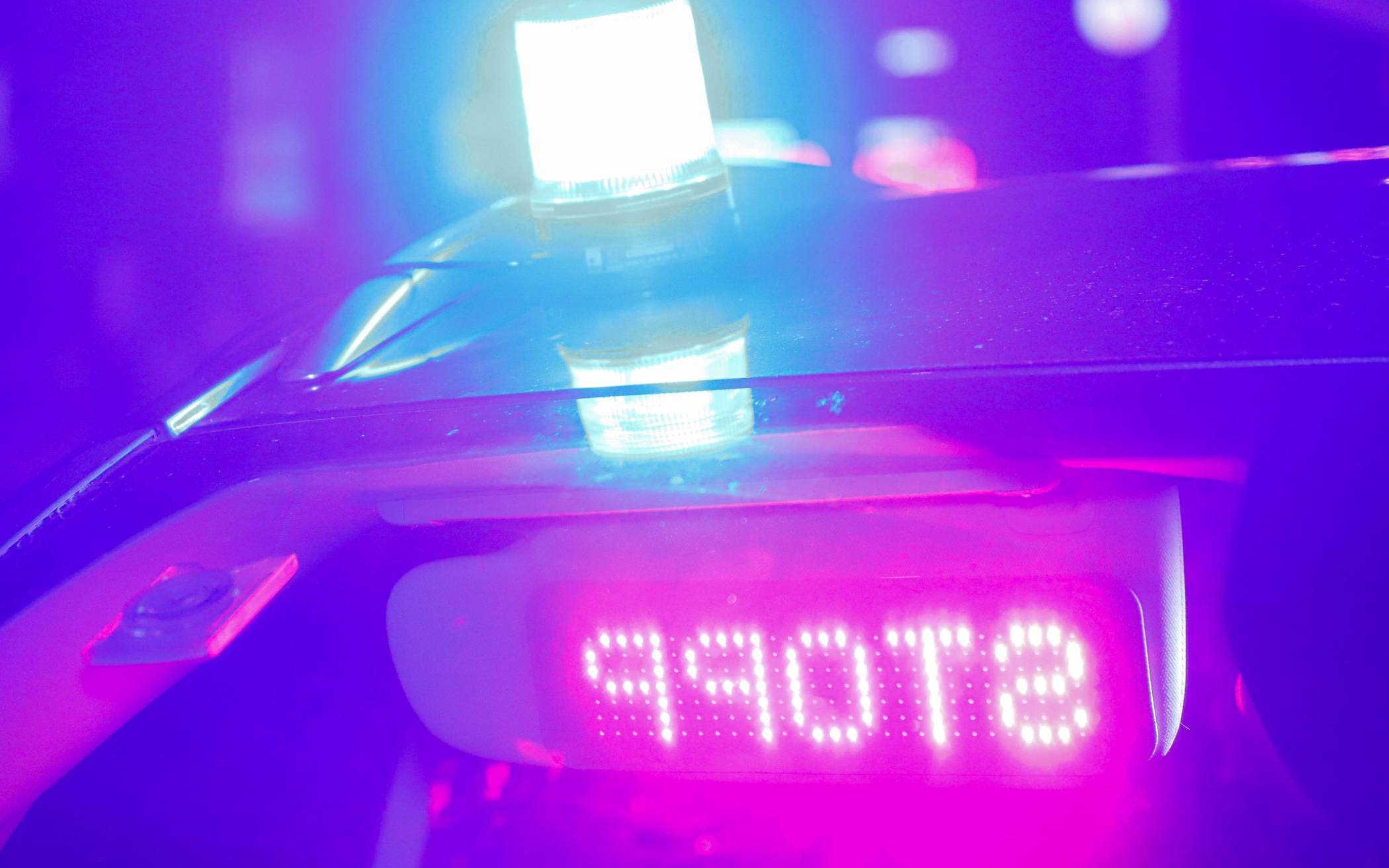 Die Polizei hielt die beiden Wagen