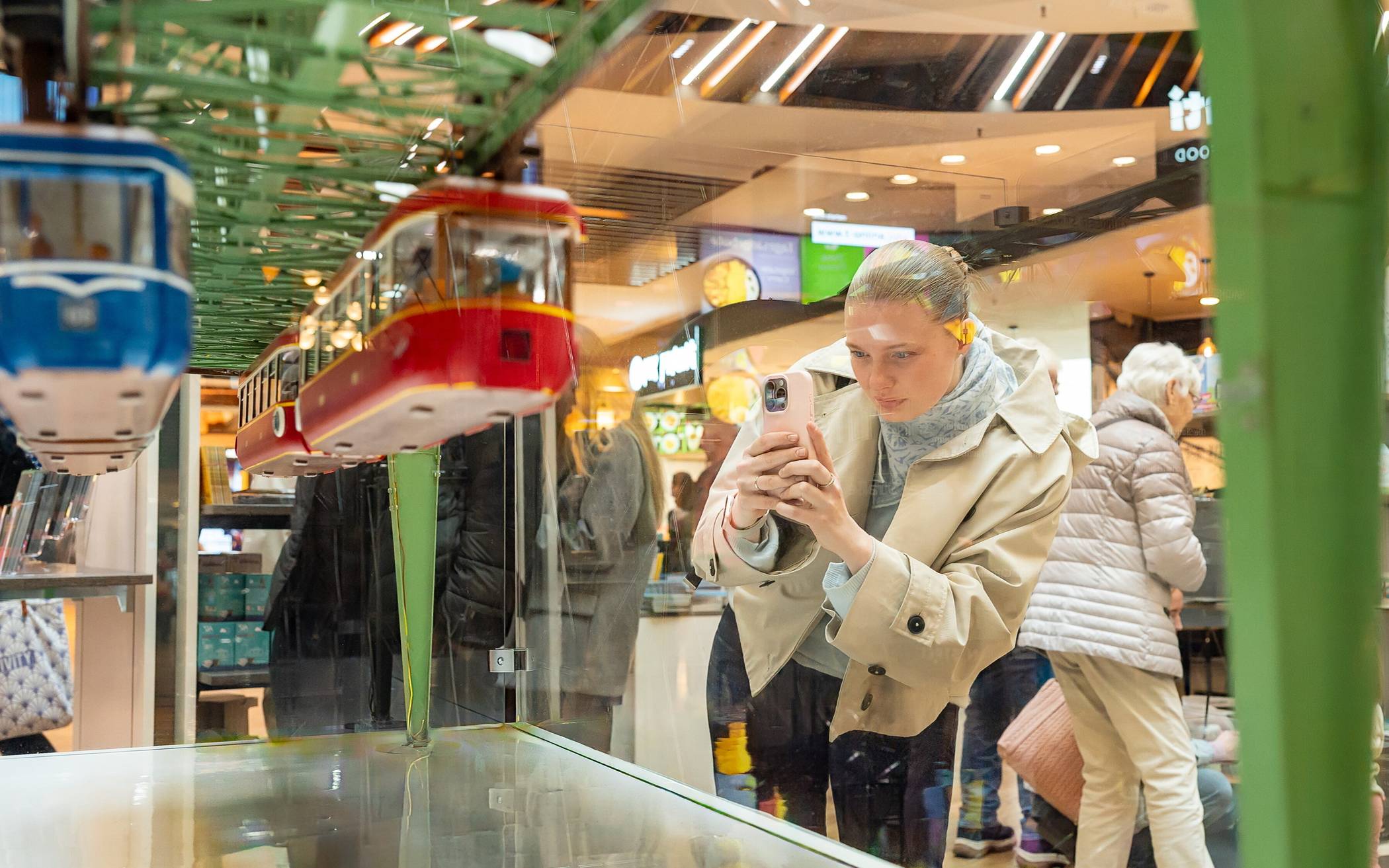 Immer wieder werden die Ausstellungsstücke abgelichtet.