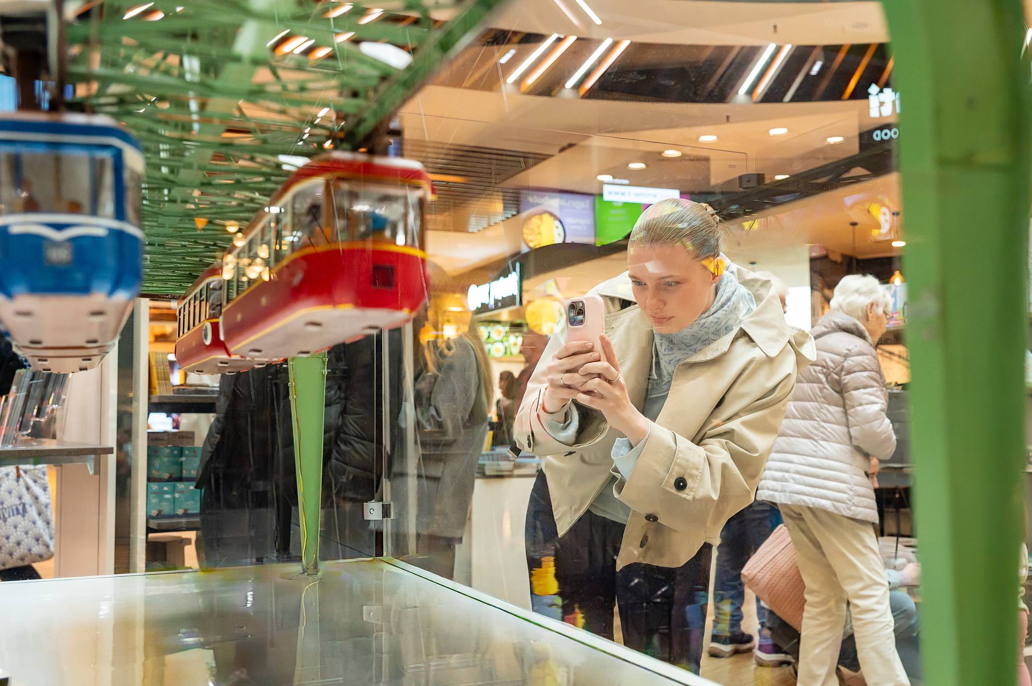  Immer wieder werden die Ausstellungsstücke abgelichtet. 