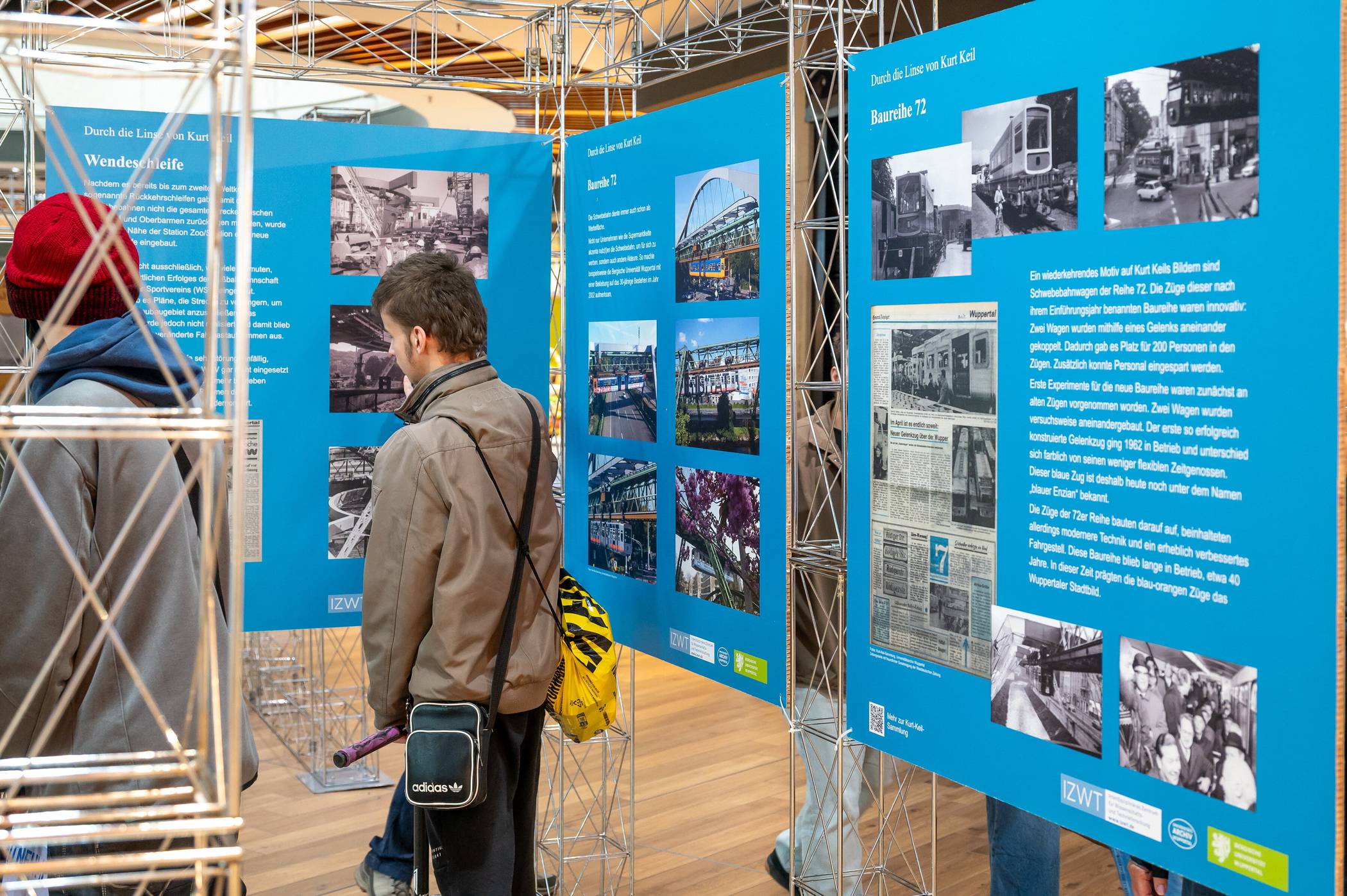  Auf Schautafeln gibt es viele Informationen. 