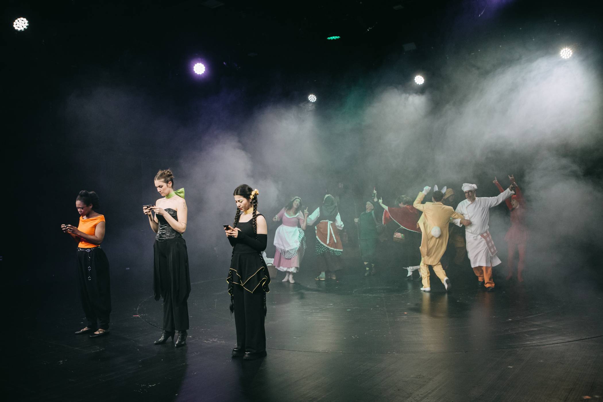  Einer der zahlreichen Momente der kaleidoskopartigen Wuppertaler Inszenierung von Peter Handkes "Die Stunde da wir nichts voneinander wußten".   