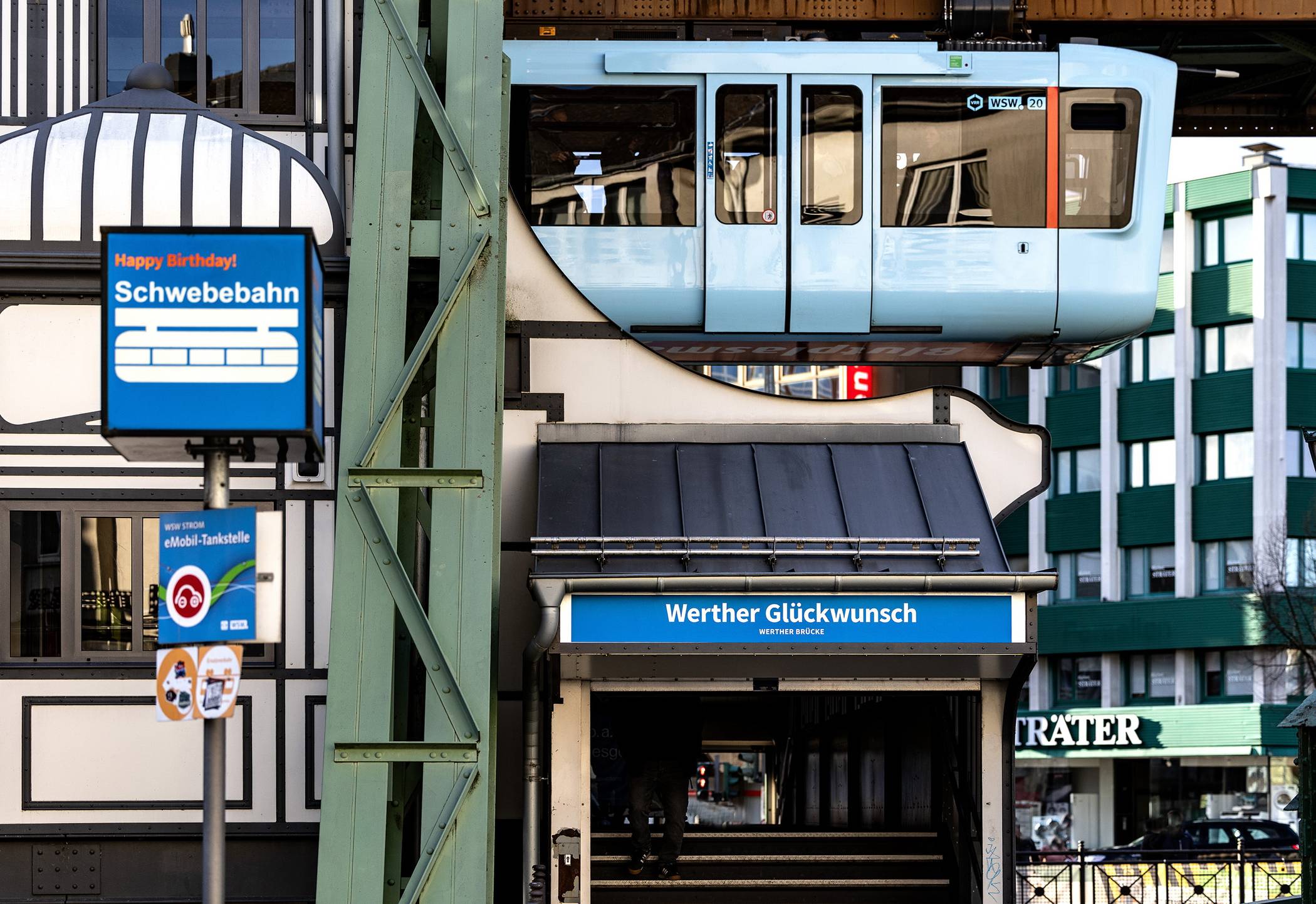  Die Schwebebahn an der Station „Werther Glückwunsch“. 