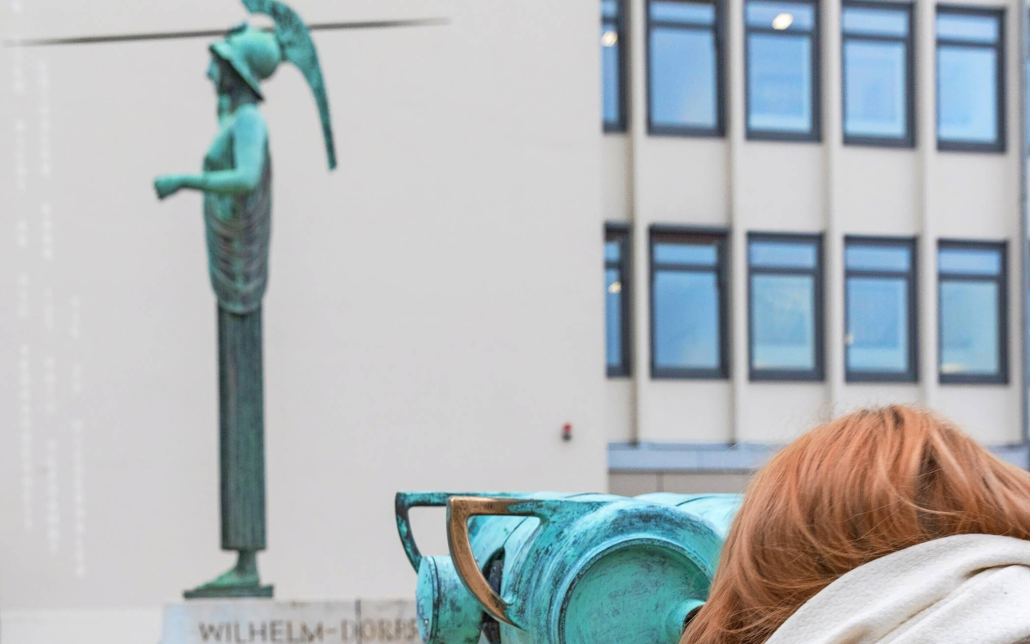 Mit der „Eulensicht“ wird ein neuer Blick auf Arno Brekers „Pallas Athene“ am Johannisberg möglich.  