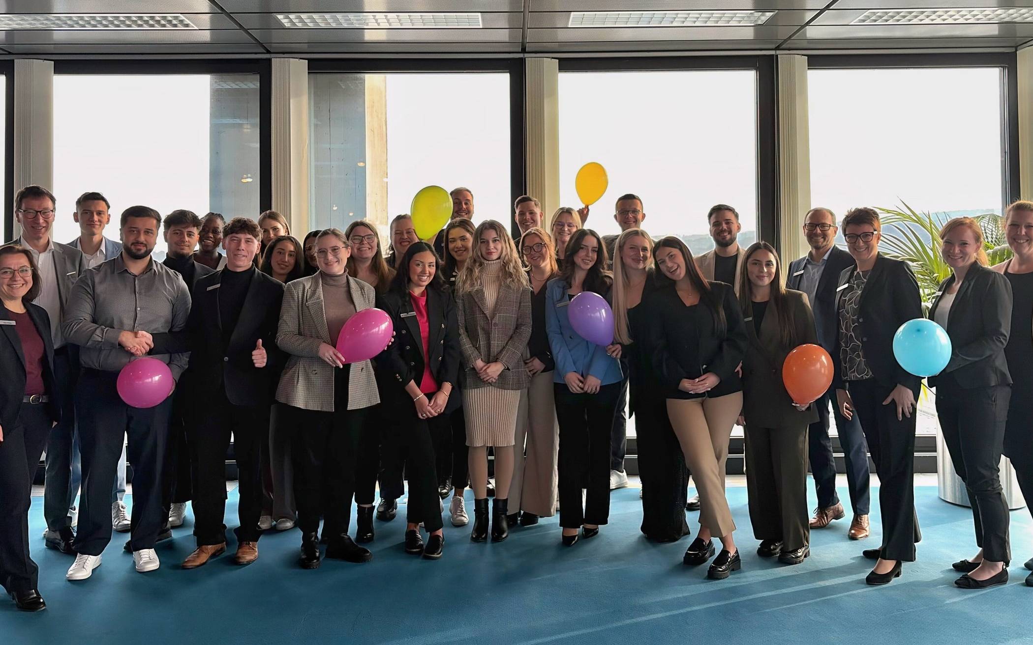 Die neuen Jungangestellten, flankiert vom Vorstandsvorsitzenden