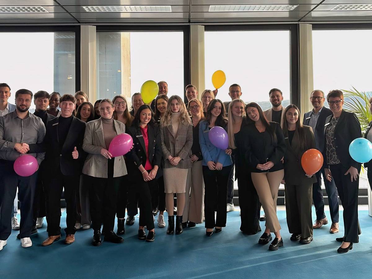 26 ehemalige Auszubildende starten als Jungangestellte