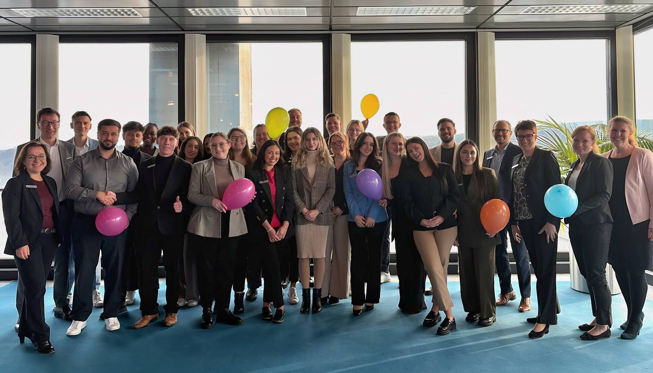 Die neuen Jungangestellten, flankiert vom Vorstandsvorsitzenden Axel Jütz, von Personal-Spezialistin Tülay Philipp (beide li.) sowie den Personal-Spezialistinnen Daniela Simmonds und Lisa Jansen, Personalbereichsleiterin Silvija Posse und dem Personalratsvorsitzenden Andreas Hugendick (v.re.).