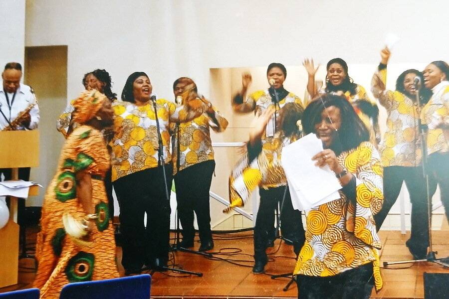  Im Kirchenchor in Nigeria entdeckte Chioma Igwe (vorne re.) ihre Liebe zur Musik. 