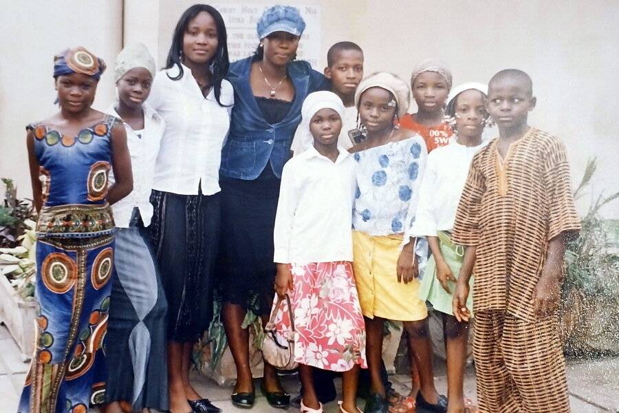 Chioma Igwe (3.v.li.) mit Kindern in Nigeria.