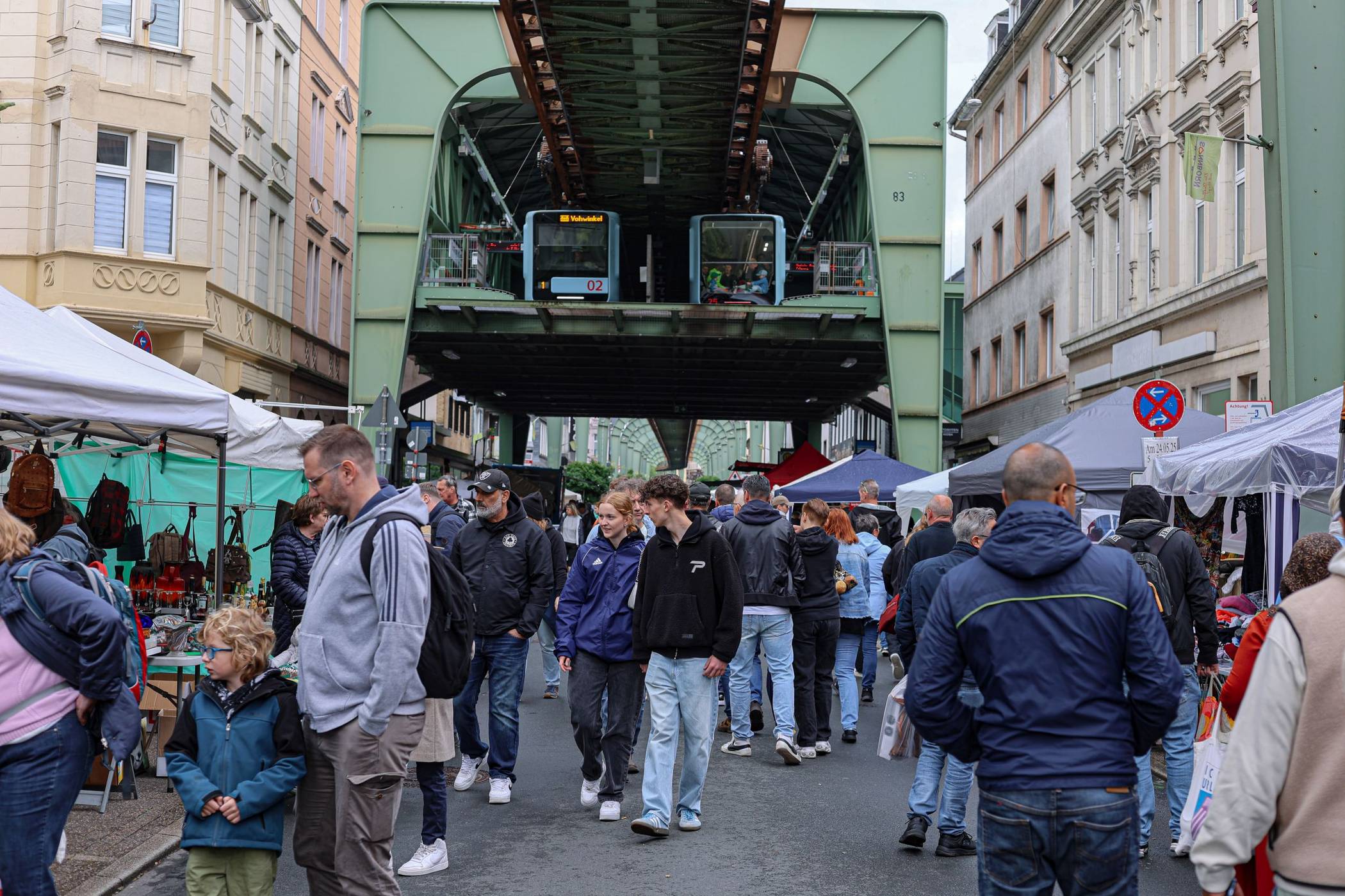  Es wird wieder getrödelt unter der Schwebebahn. 
