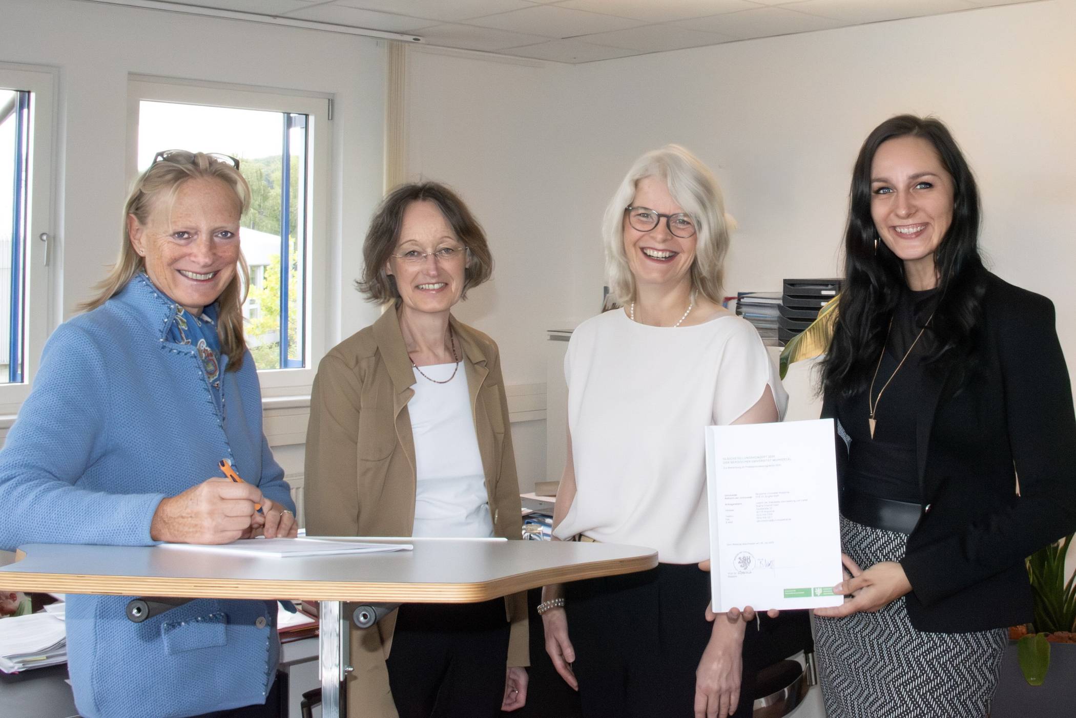Von li.: Prof. Dr. Birgitta Wolff (Rektorin), Prof. Dr. Gertrud Oelerich (ehemalige Prorektorin für Nachhaltige Organisationsentwicklung und Diversität), Prof. Dr. Brigitte Halbfas (zentrale Gleichstellungsbeauftragte) und Sophie Charlott Ebert (Leiterin der Stabsstelle für Gleichstellung und Vielfalt).
