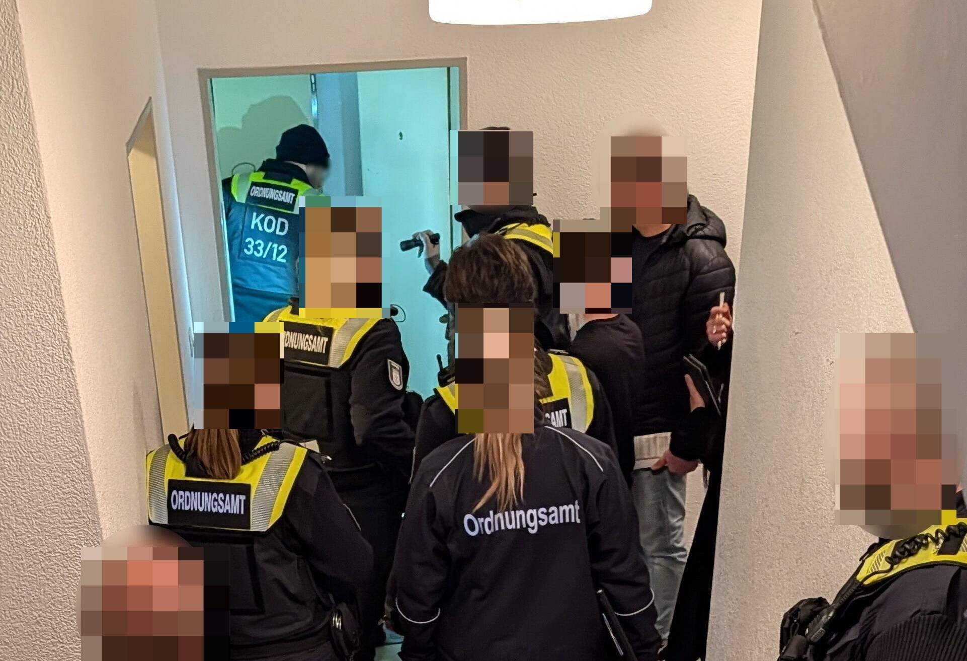 Vertreterinnen und Vertreter mehrerer Behörden im