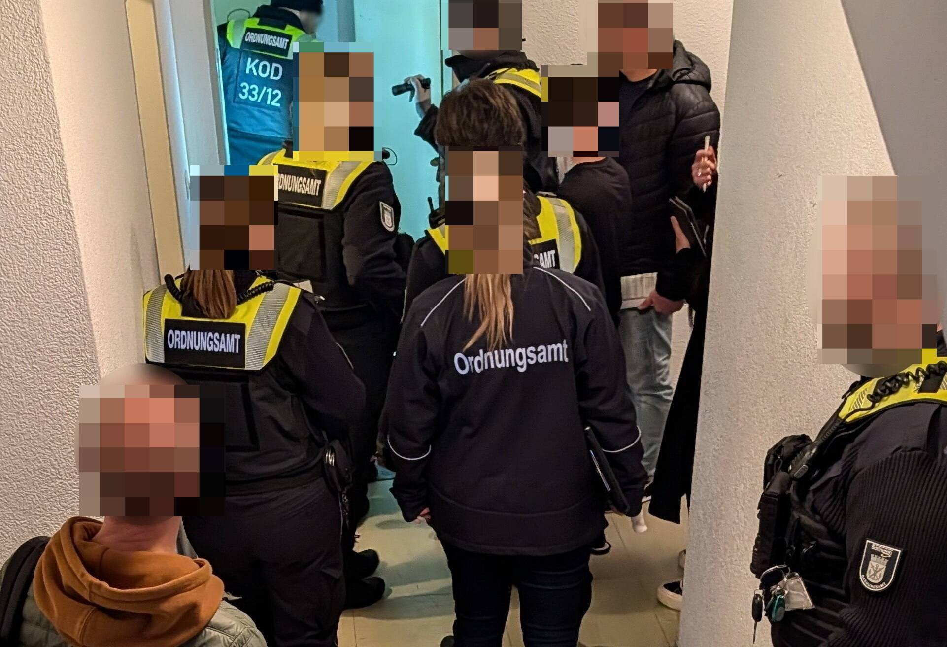 Vertreterinnen und Vertreter mehrerer Behörden im