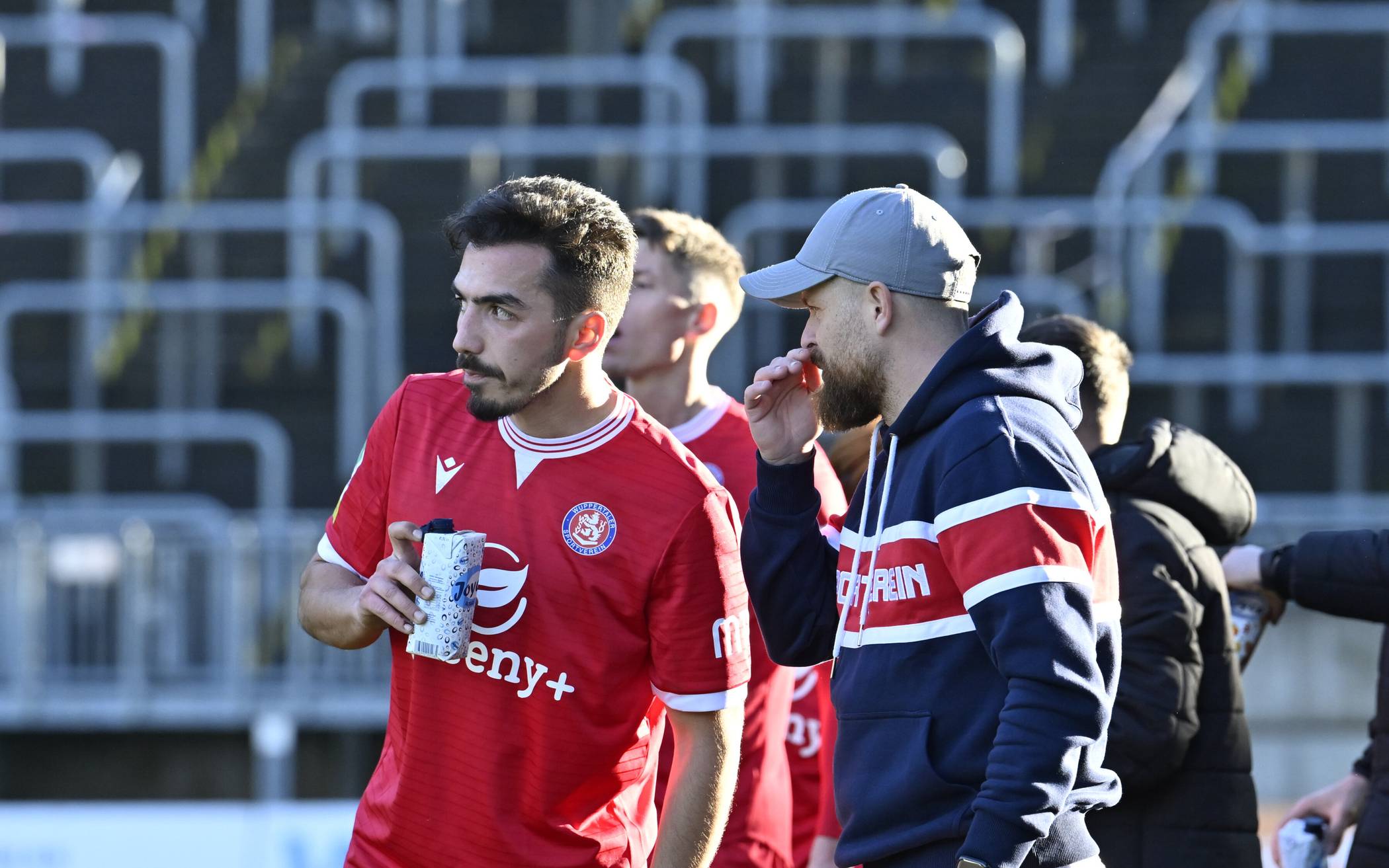 Mittelfeldspieler Cenk Durgun und Trainer Mike
