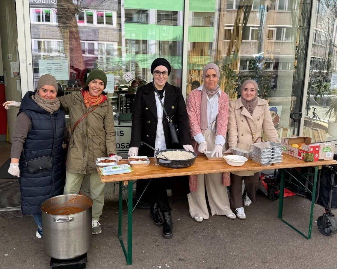  Die Ausgabe vor dem Café Cosa im Wupperpark. 