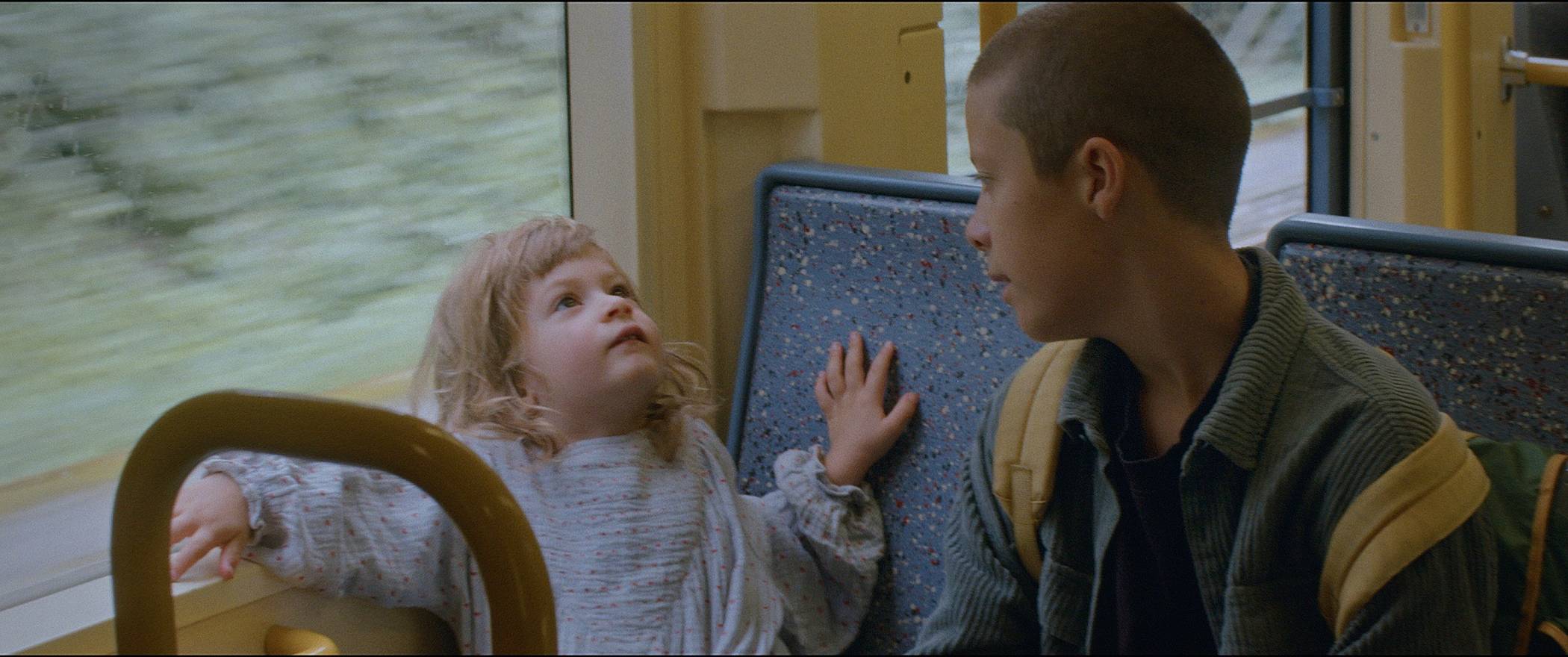 In dem Film "Colours not in the Rainbow" trifft der Teenager Mio auf ein kleines Mädchen, das ihn in einen emotionalen Wirbelsturm verwickelt. 