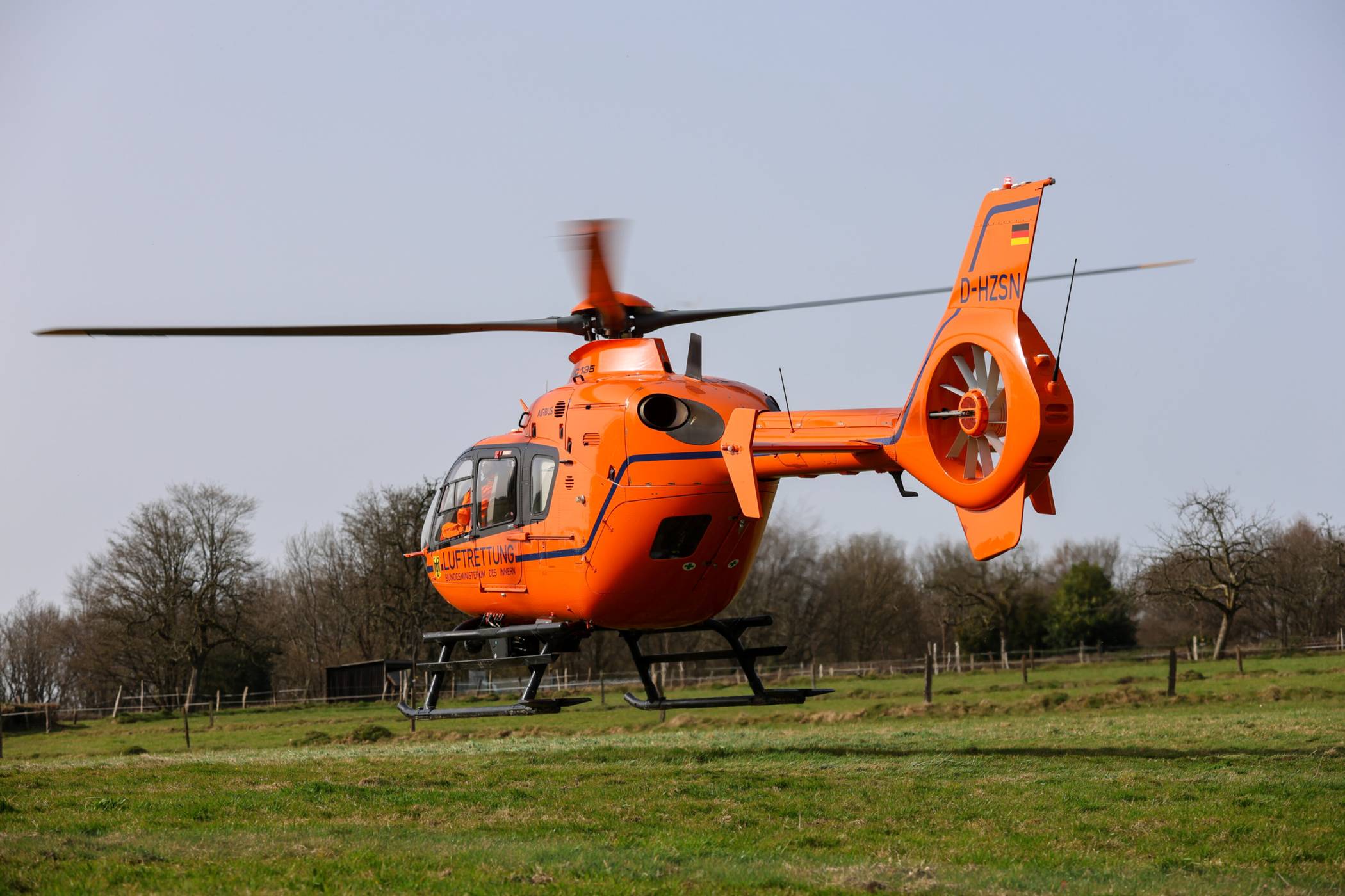  Der Hubschrauber landete auf einer Wiese. 