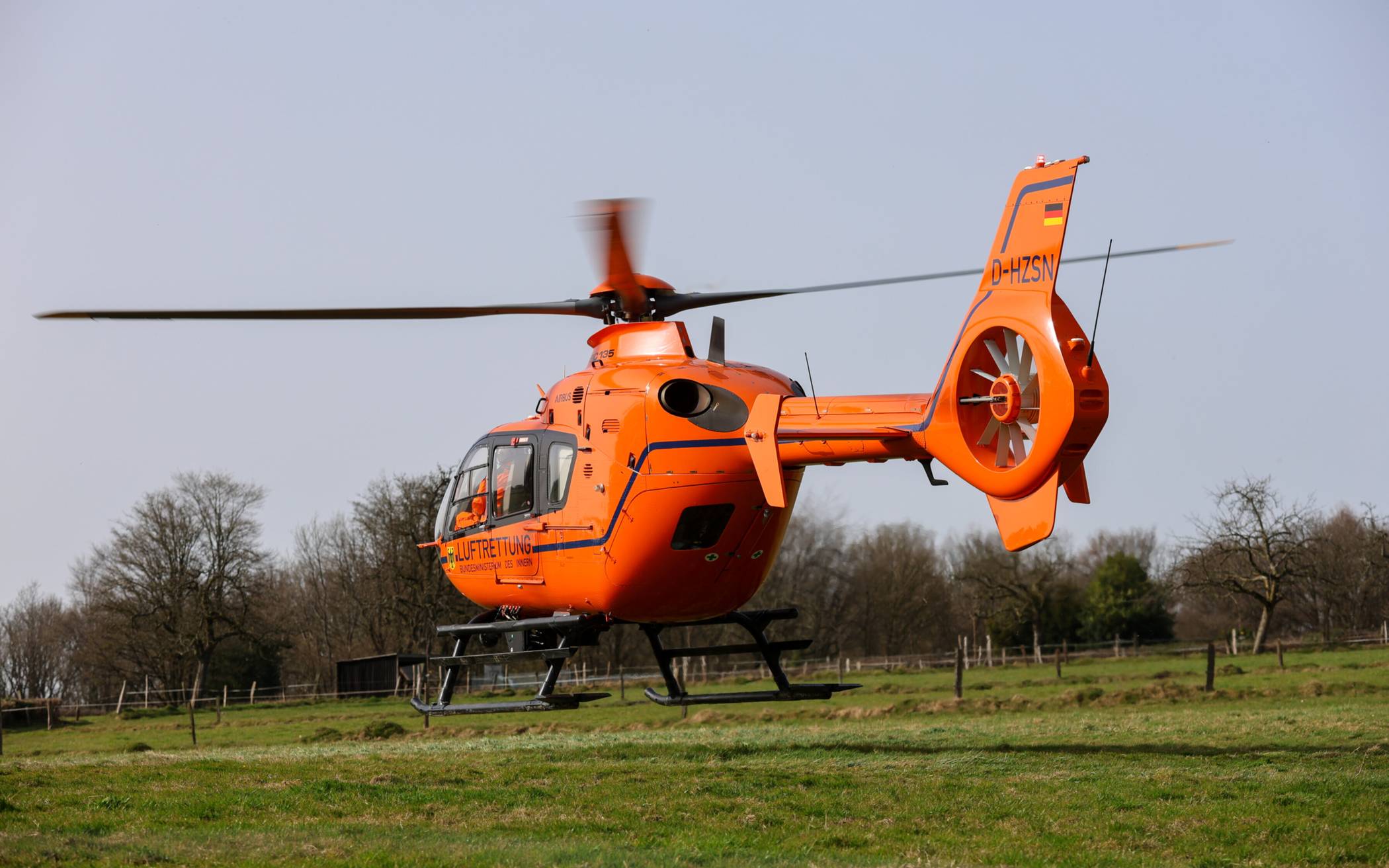 Der Hubschrauber landete auf einer Wiese.