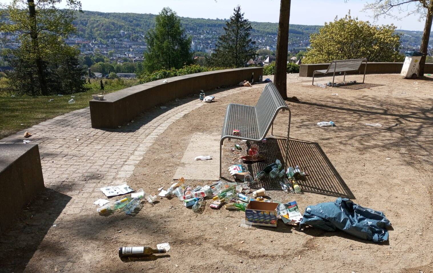  Müll im Barmer Nordpark im April 2025. 