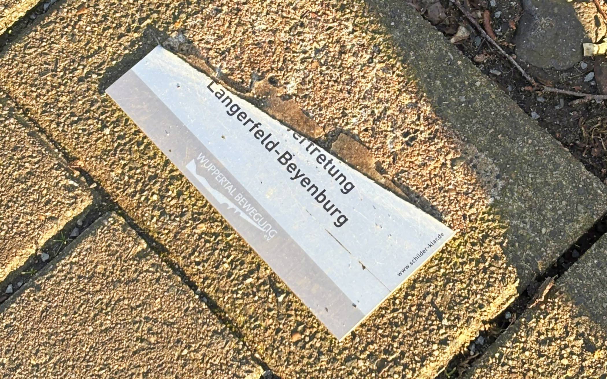  Hier ist nur noch ein kleiner Rest übrig: Alle Spenderplaketten entlang der Nordbahntrasse sind abgekratzt beziehungsweise abgestemmt worden.  