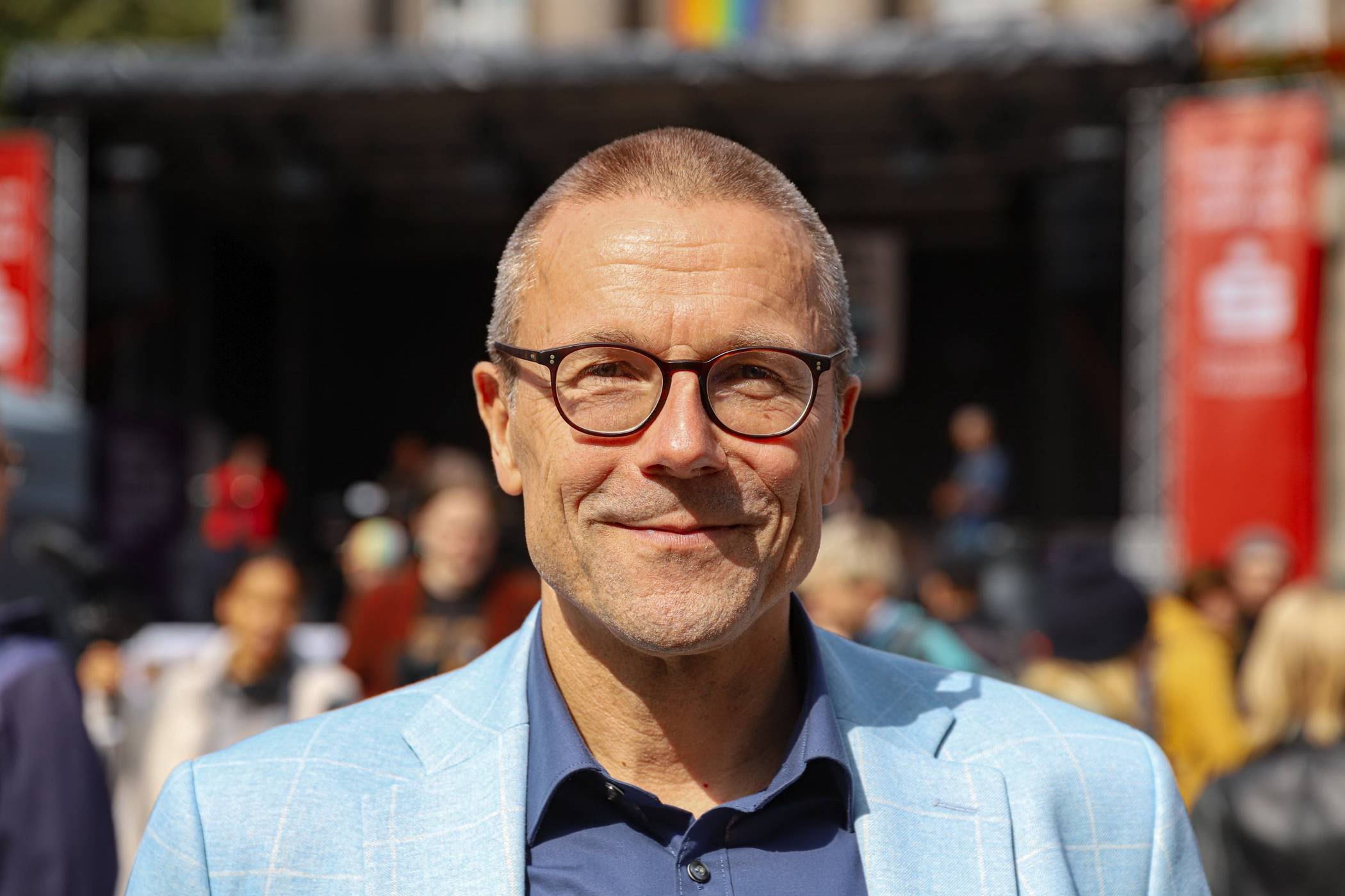 Uwe Schneidewind vor einer Sparkassenbühne: In seinem Buch übt der frühere Oberbürgermeister scharfe Kritik an der Kompetenz des politisch besetzten Verwaltungsrates des städtischen Instituts. 