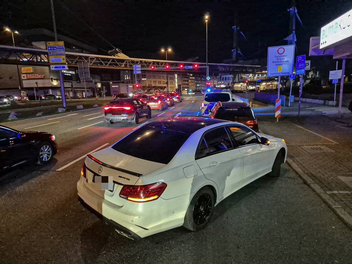 Polizei-Einsatz auf der B7
