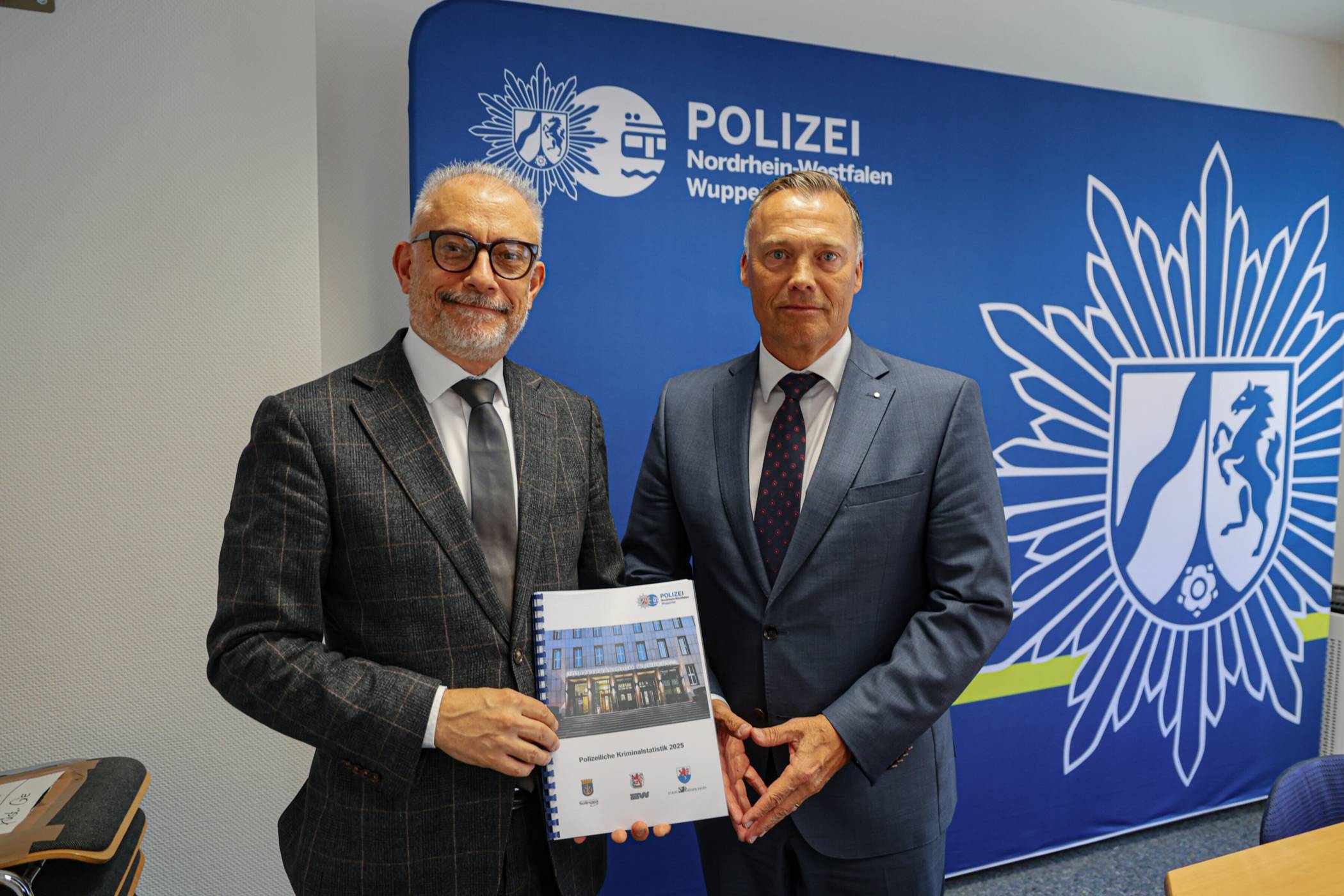 Polizeipräsident Markus Röhrl (re.) bei der Vorstellung des Berichts.