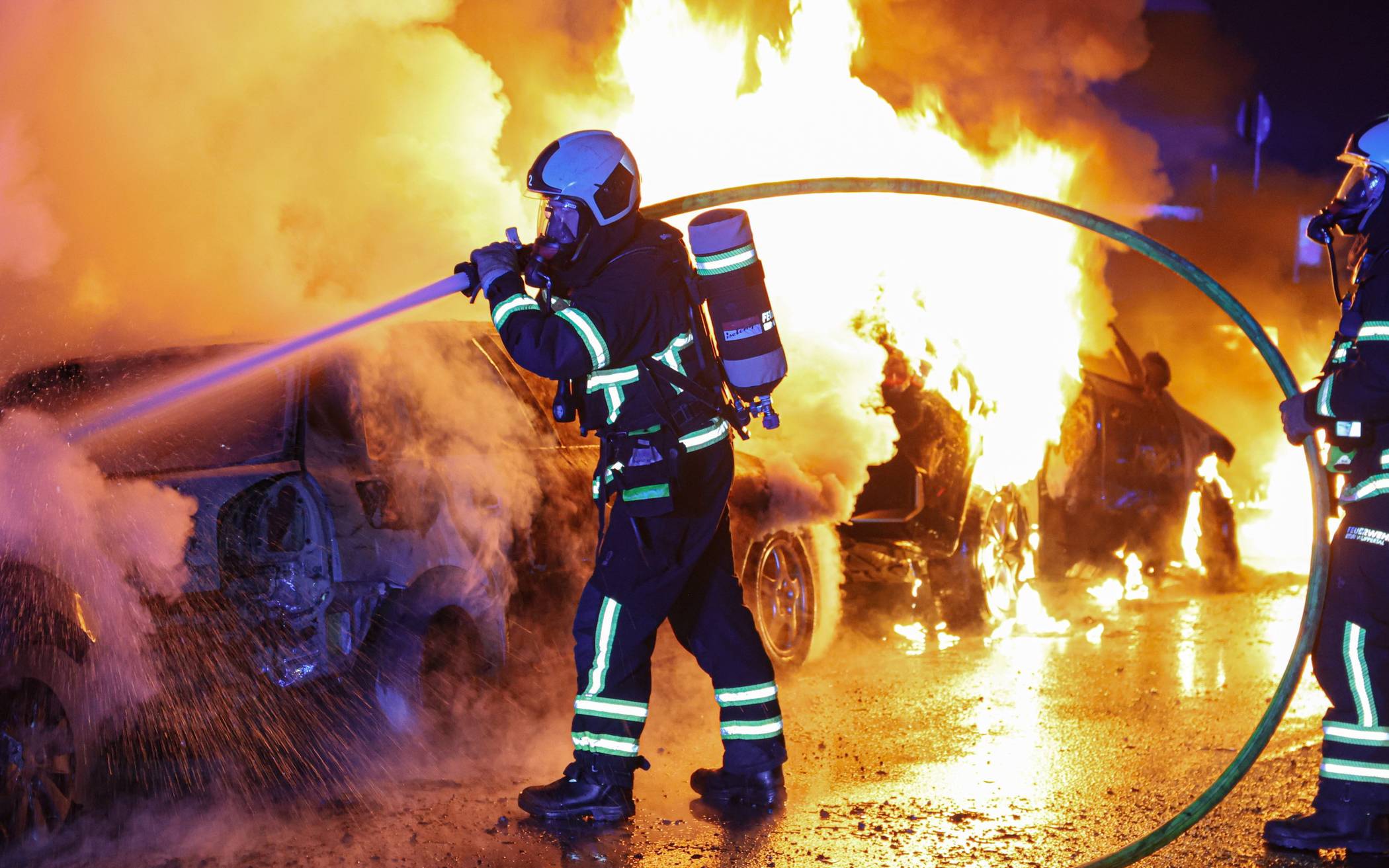 Vier Pkw brennen in der Siegesstraße komplett aus