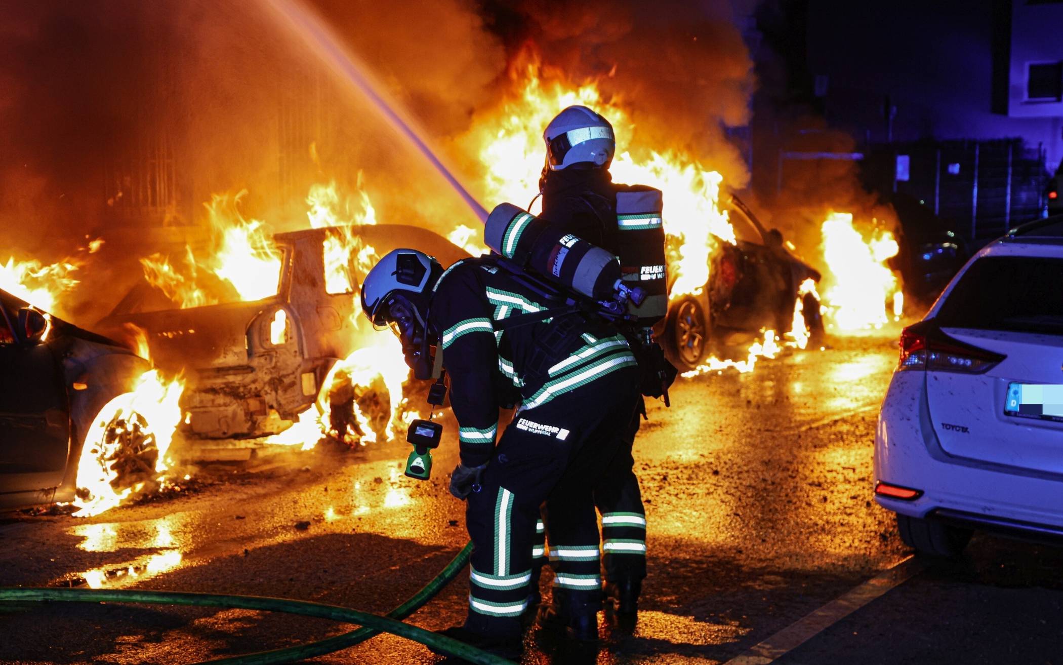 Bilder: Brennende Autos in Wuppertal-Barmen