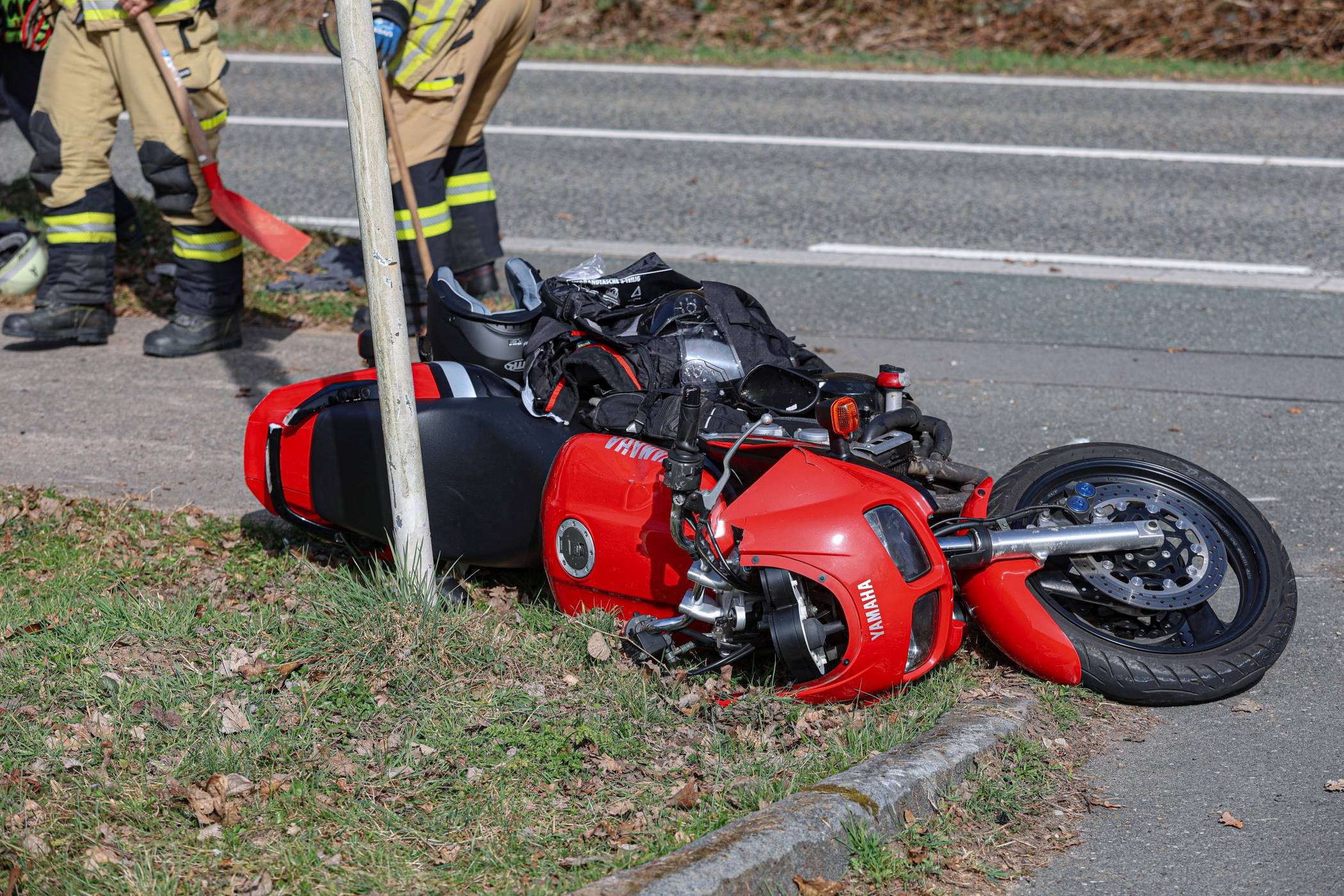 Das Motorrad prallte gegen ein Straßenschild.