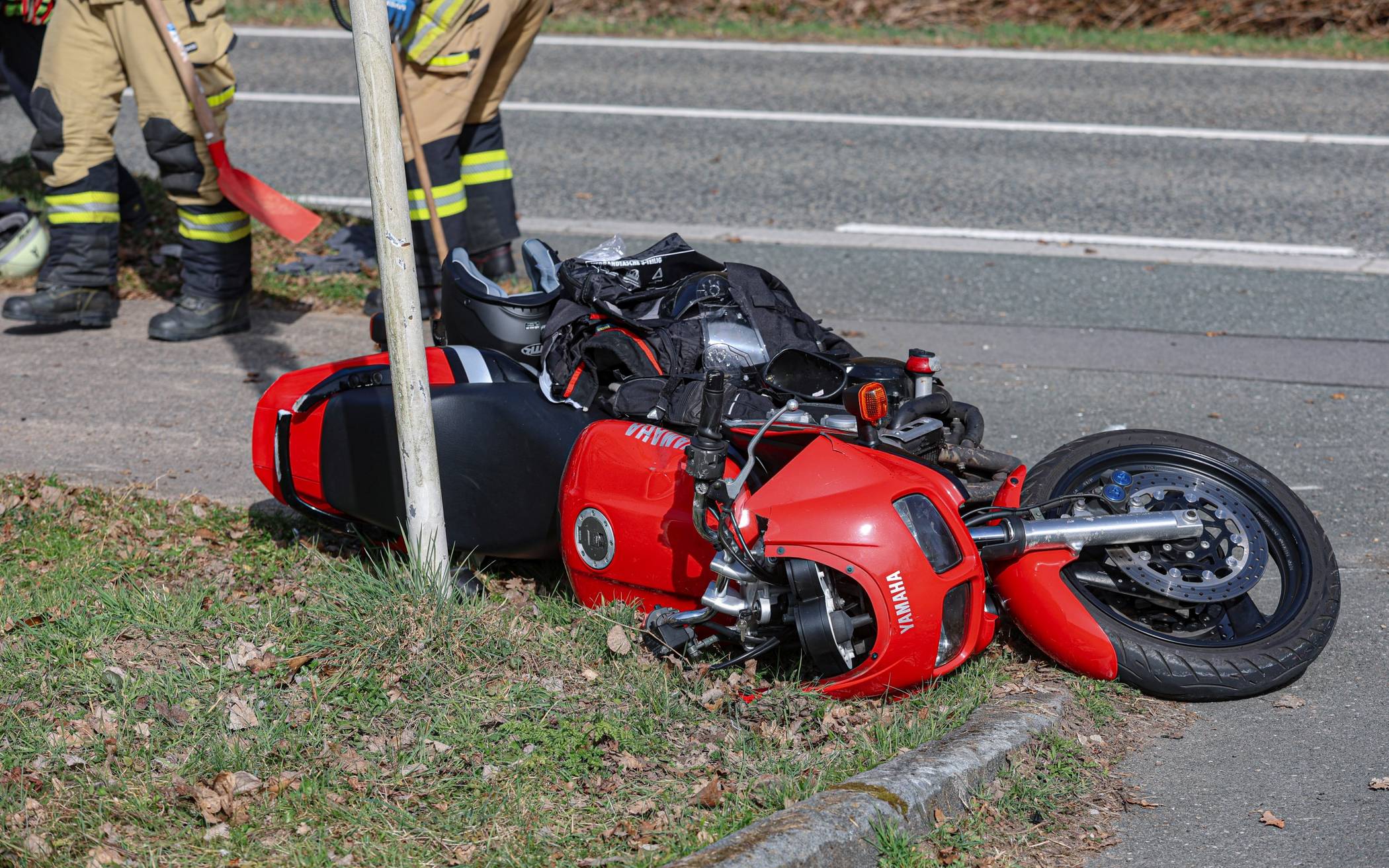 Das Motorrad prallte gegen ein Straßenschild.