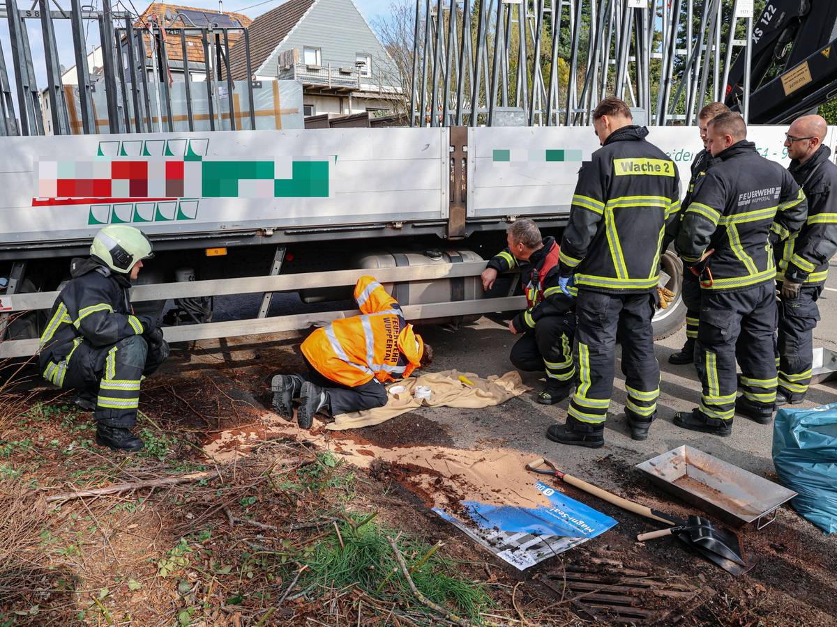 Diesel fließt aus aufgerissenem Lkw-Tank