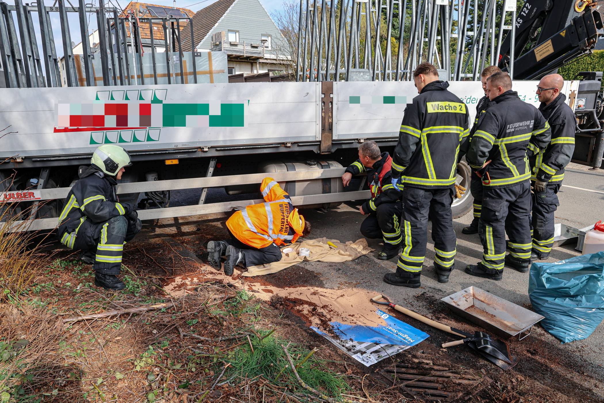  Die Einsatzkräfte sicherten den Tank. 