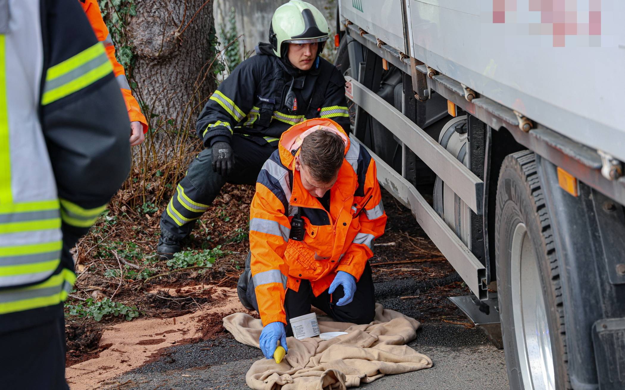 Bilder: Diesel fließt in Wuppertal aus Lkw-Tank