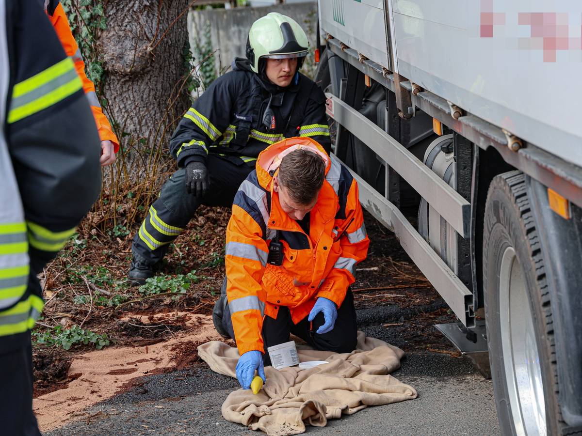 Diesel fließt aus Lkw-Tank
