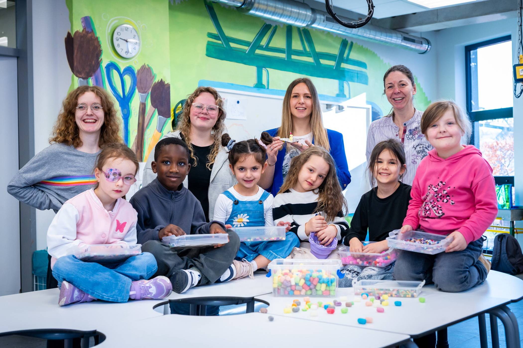  Die „EDEfanten“ ließen es sich nicht nehmen, den Raum mit (2. Reihe von li.) Junior-Uni-Dozentin Philine Halstenbach, Erzieherin Meike Drein, Jennifer Träptau (Nachhaltigkeitsbeauftragte der E/D/E Gruppe) und Stefanie Schmitz (Einrichtungsleiterin der Kita „EDEfanten“) mit einem Kunst-Workshop zum Thema „Außerirdische“ einzuweihen. 